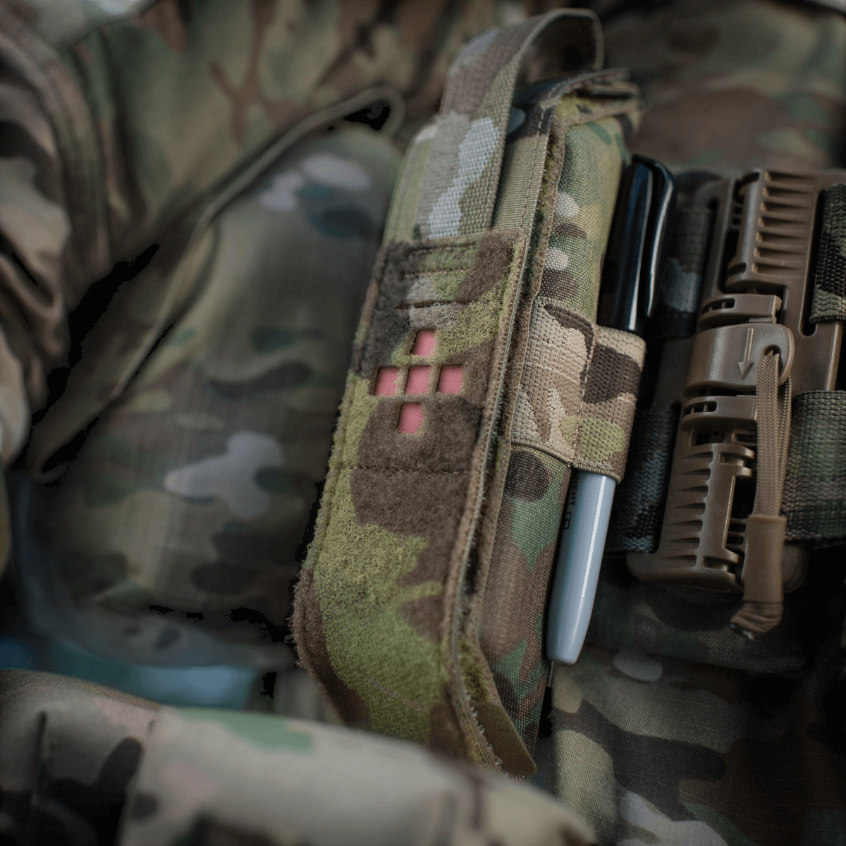 M-Tac Lomme til Tourniquet Closed fastgjort til soldatens uniform for nem adgang under nødsituationer.