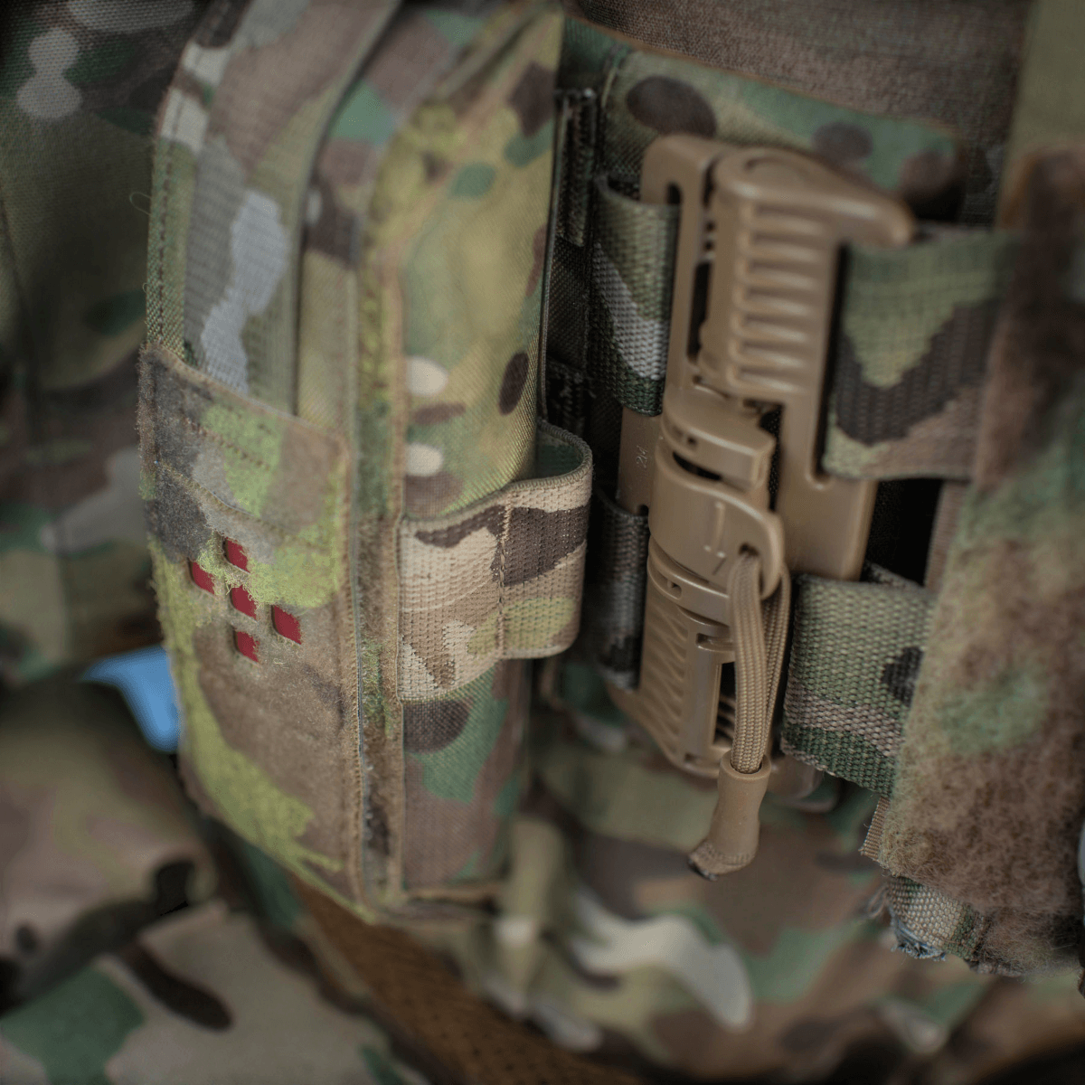 M-Tac Lomme til Tourniquet Closed i camouflage, på monteringens stropper til nødsituationer, med pålidelig, lukket beskyttelse.