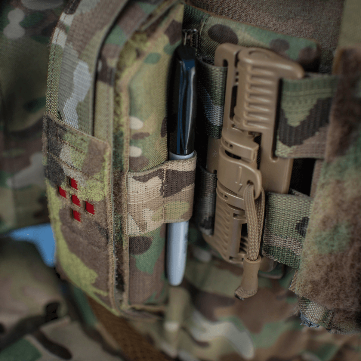 M-Tac Lomme til Tourniquet Closed monteret på camouflagetøj for optimal førstehjælpsberedskab i nødsituationer.