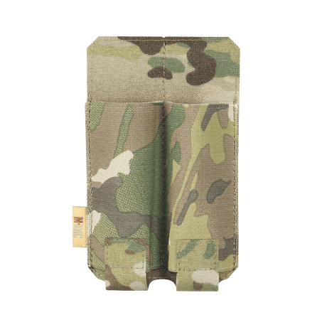 M‑Tac Double Magazine Pouch APS Laser Cut i kamuflasjedesign for to magasiner med MOLLE-feste, laget av robust Cordura-materiale.