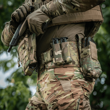 M‑Tac Double Magazine Pouch APS Laser Cut montert på soldats belte med kamuflasje.