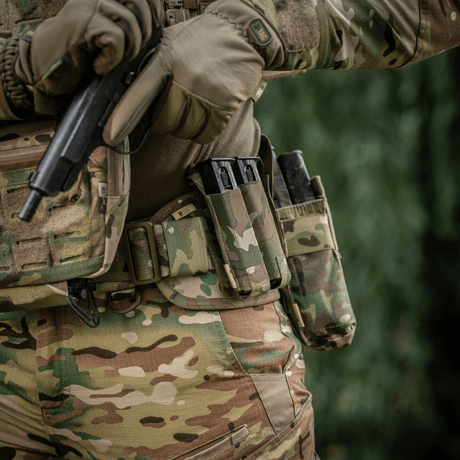 M-Tac Double Magazine Pouch APS Laser Cut i bruk på taktisk vest for rask tilgang til magasiner, laget av robust Cordura-materiale med MOLLE.