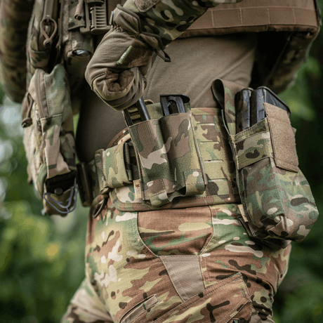 M‑Tac Double Magazine Pouch APS Laser Cut på soldat med kamuflasjeuniform, viser brukervennlighet og holdbarhet i feltet.
