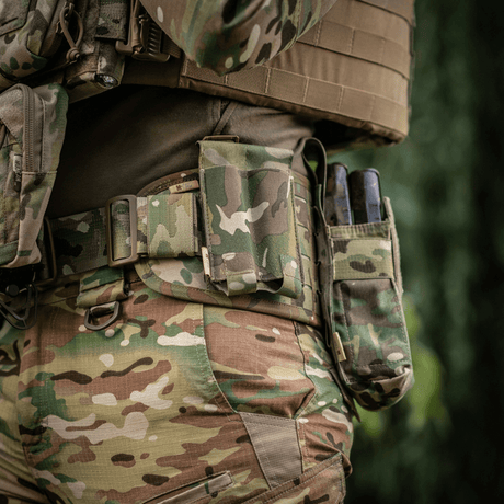 M‑Tac Double Magazine Pouch APS Laser Cut festet til taktisk belte med kamuflasjedesign, viser robust Cordura-materiale og MOLLE-monterring.