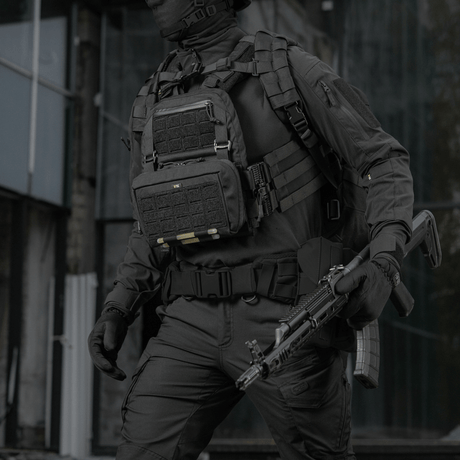 Taktisk operatør iført M-Tac Admin Pouch Large Elite, for oppbevaring av utstyr som dokumenter og lommelykt, laget av Cordura 500D.