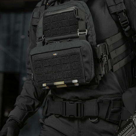 M-Tac Admin Pouch Large Elite på en taktisk vest, laget av holdbart Cordura 500D, ideell for oppbevaring av utstyr og diverse gjenstander.