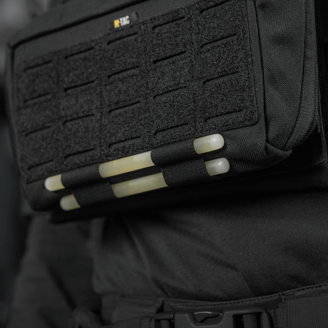 Detaljbilde av M-Tac Admin Pouch Large Elite montert på ryggsekk, laget av slitesterkt Cordura 500D, med Laser Cut velcro-panel.