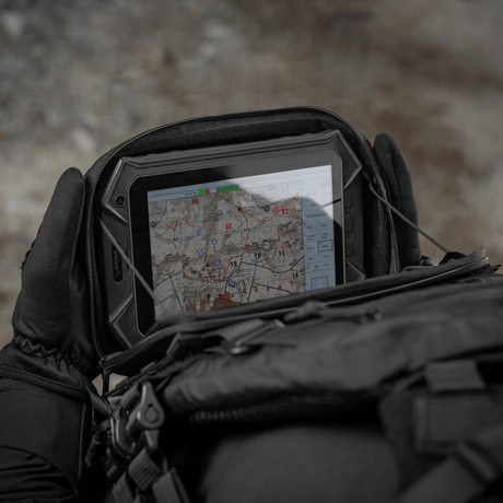 M-Tac Admin Pouch Large Elite i bruk under feltforhold for oppbevaring av taktiske dingser som nettbrett og kart.