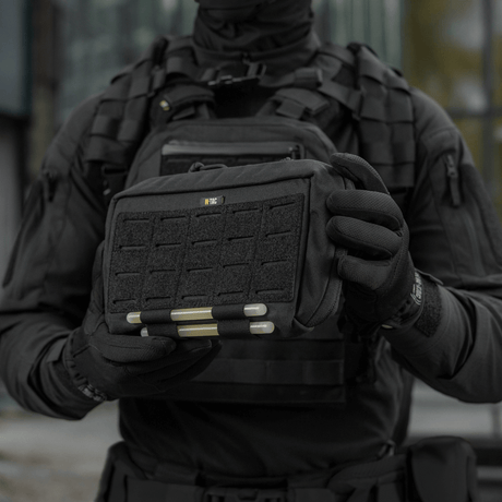 Taktisk utstyr med M-Tac Admin Pouch Large Elite, laget av holdbart Cordura 500D, vist av en operatør i feltet.