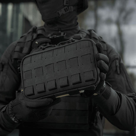 Person holder M-Tac Admin Pouch Large Elite i svart, funksjonell veske for taktisk utstyr laget av Cordura 500D med velcro og laserutskjæringer.