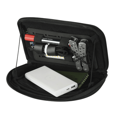 M-Tac Admin Pouch Large Elite med taktisk utstyr som multiverktøy og powerbank, laget av slitesterkt Cordura 500D-materiale.