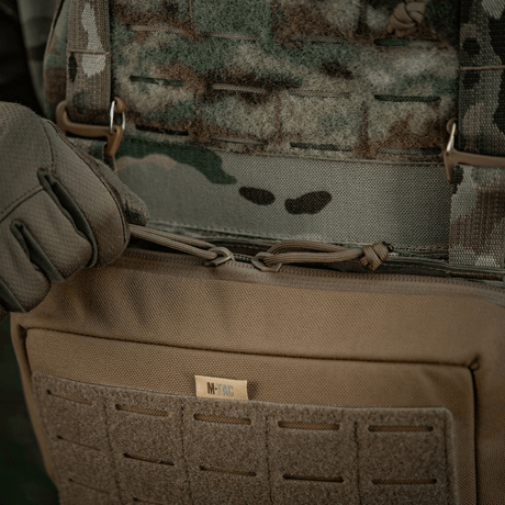 M-Tac Admin Pouch Large Elite montert på taktisk vest i skogkamuflasje, laget av holdbart Cordura med lommer og glidelås.