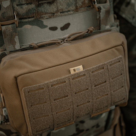 M-Tac Admin Pouch Large Elite i slitesterkt Cordura 500D, perfekt for taktisk utstyr, dokumenter og mer, montert på kamuflasjeutstyr.