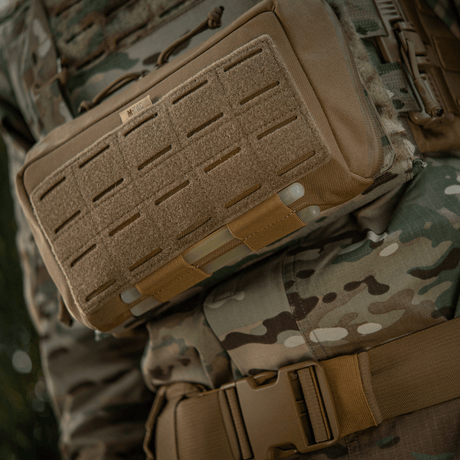 M-Tac Admin Pouch Large Elite i slitesterkt Cordura 500D montert på taktisk utstyr. Perfekt for oppbevaring av dokumenter og gadgets.