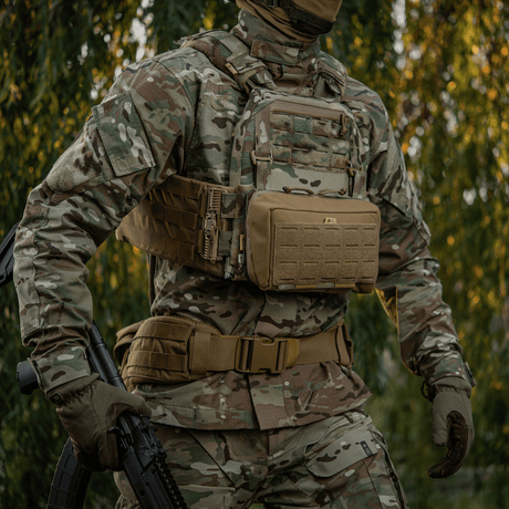 M-Tac Admin Pouch Large Elite montert på taktisk vest i skogområde.