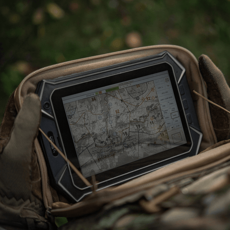 M-Tac Admin Pouch Large Elite med et nettbrett som viser et kart, oppbevart i den slitesterke Cordura 500D-vesken i naturen.