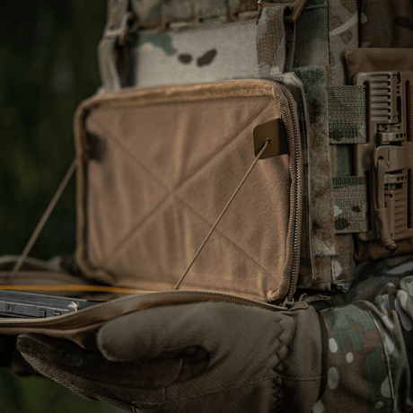 Bilde av M-Tac Admin Pouch Large Elite i aksjon, viser oppbevaring av taktisk utstyr i slitesterkt Cordura-materiale, egnet for utendørs bruk.