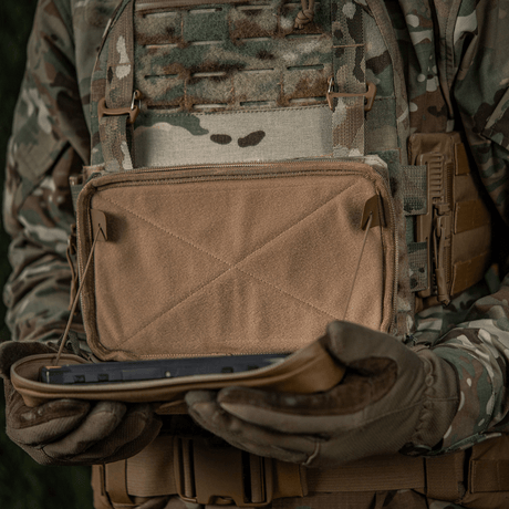 M-Tac Admin Pouch Large Elite i bruk, montert på taktisk utstyr, perfekt for oppbevaring av dokumenter og tilbehør, laget av Cordura 500D.