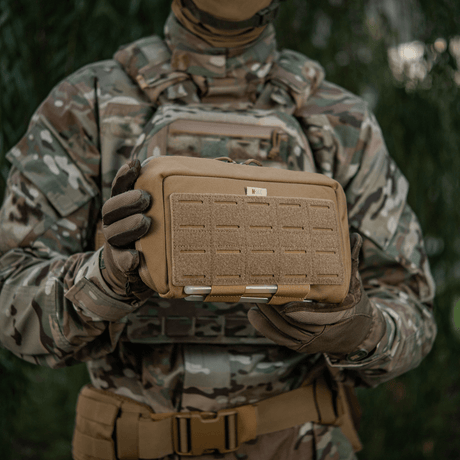 M-Tac Admin Pouch Large Elite, taktisk plate i kamuflasjedrakt, holdt av soldat i feltutstyr.