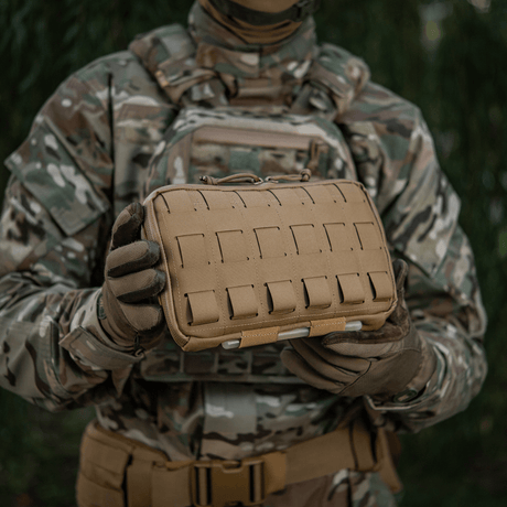 M-Tac Admin Pouch Large Elite i bruk, holdt av en person i kamuflasjeuniform. Praktisk for taktisk utstyr, laget av robust Cordura 500D.