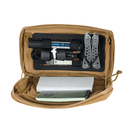 M-Tac Admin Pouch Large Elite i bruk med verktøy og utstyr, holdbar Cordura-konstruksjon.
