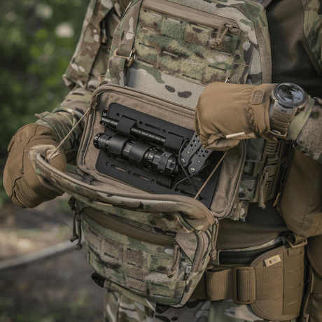 M-Tac Admin Pouch Large Elite med taktisk utstyr og modulær oppbevaring, designet i holdbart Cordura for militær og friluft.