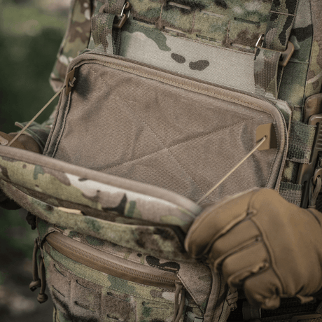 M-Tac Admin Pouch Large Elite i bruk, viser romslighet og slitesterkt Cordura 500D-materiale, ideell for taktisk oppbevaring.