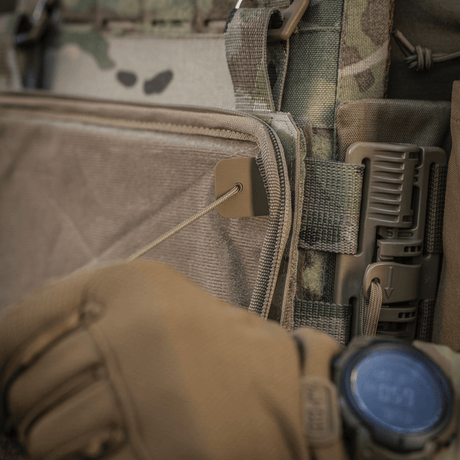 Nærbilde av M-Tac Admin Pouch Large Elite festet til taktisk utstyr, med hanskekledd hånd som justerer stroppen.