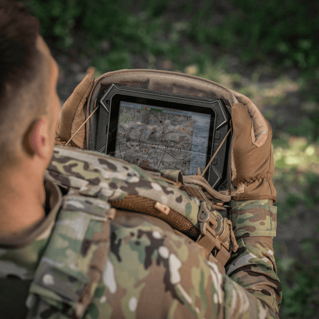 M-Tac Admin Pouch Large Elite brukt av taktisk operatør for å oppbevare et nettbrett med kartvisning.