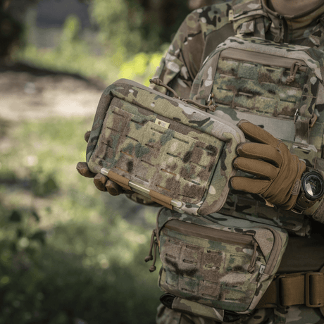 M-Tac Admin Pouch Large Elite holdt av person i kamuflasjeutstyr, viser holdbart og funksjonelt design for taktisk bruk med velcro-paneler.