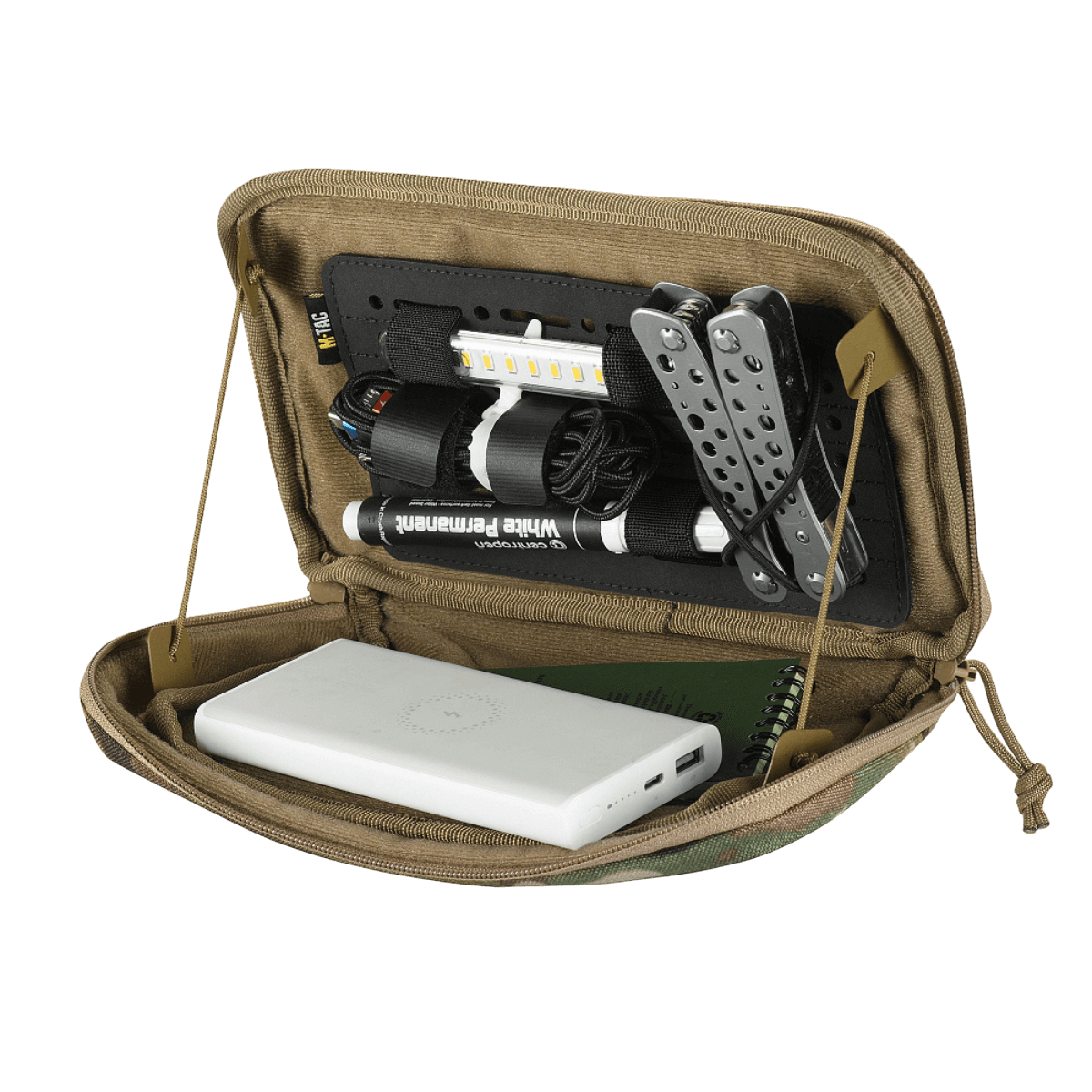 M-Tac Admin Pouch Large Elite åben med taktisk udstyr som lommelygte, værktøj og powerbank, lavet af slidstærkt Cordura 500D materiale