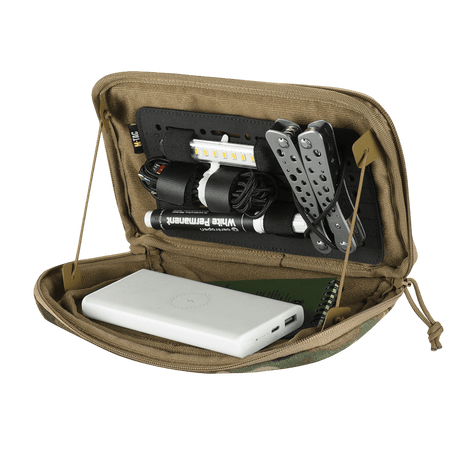 M-Tac Admin Pouch Large Elite åpen med taktisk utstyr som lommelykt, verktøy og powerbank, laget av slitesterkt Cordura 500D-materiale.
