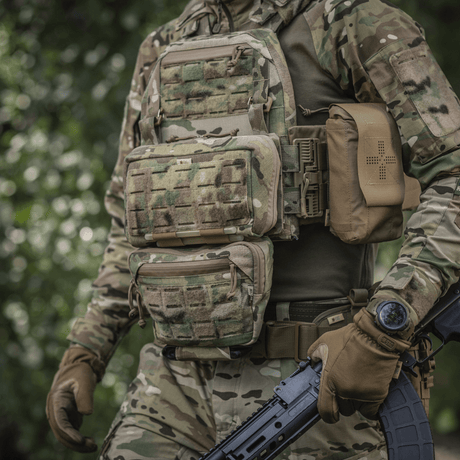 M-Tac Admin Pouch Large Elite i bruk på taktisk utstyr, laget av Cordura 500D, ideell for oppbevaring av nødvendige gjenstander.