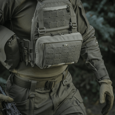 M-Tac Admin Pouch Large Elite båret av person med taktisk utstyr i naturen, viser funksjonell oppbevaring og holdbarhet