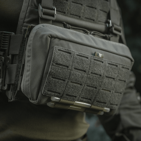 M-Tac Admin Pouch Large Elite veske i Cordura 500D, montert på taktisk vest, med laserskåret velcro-panel for patcher.
