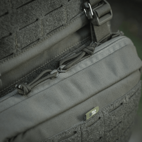 Nærbilde av M-Tac Admin Pouch Large Elite laget av slitesterkt Cordura 500D, ideell for taktisk utstyr og oppbevaring.