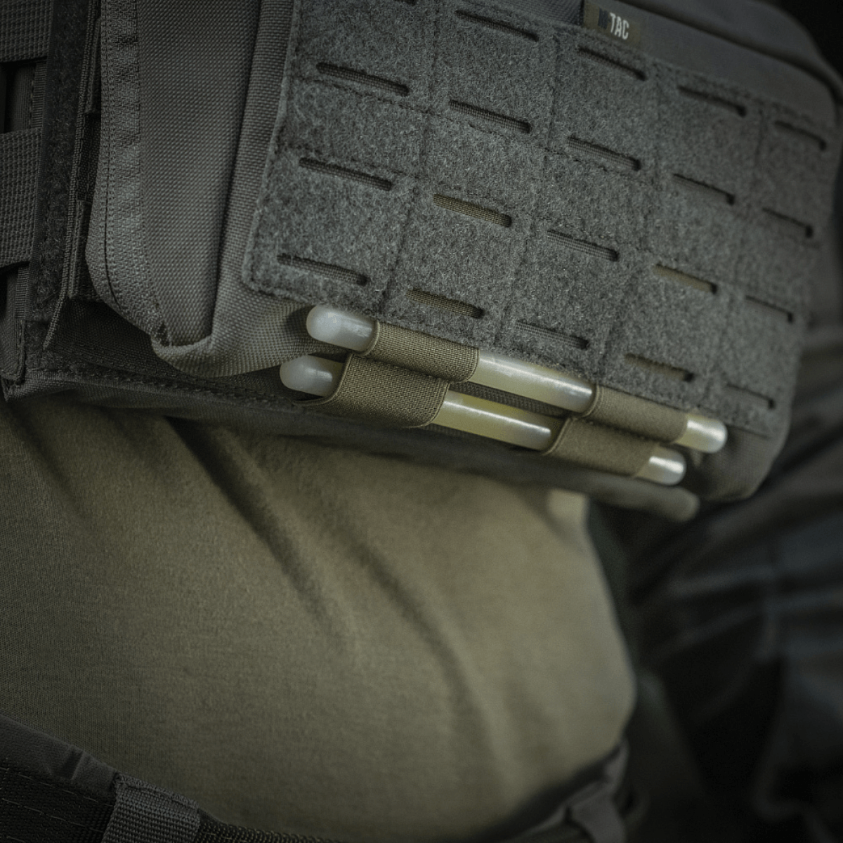 M-Tac Admin Pouch Large Elite monteret på taktisk vest, viser holdbare laser-skårne paneler og modulær opbevaring, perfekt til udstyr.