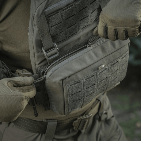 M-Tac Admin Pouch Large Elite i bruk med taktisk utstyr, laget av slitesterkt Cordura 500D, med velcro-panel og oppbevaringsmuligheter.