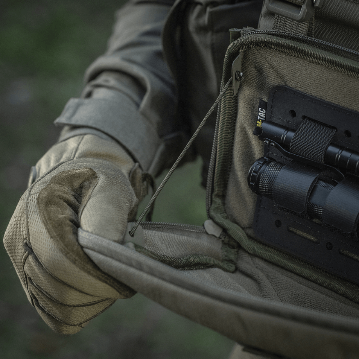 M-Tac Admin Pouch Large Elite med taktisk udstyr og lommelygteopbevaring i Cordura-materiale, praktisk til outdoor-brug.