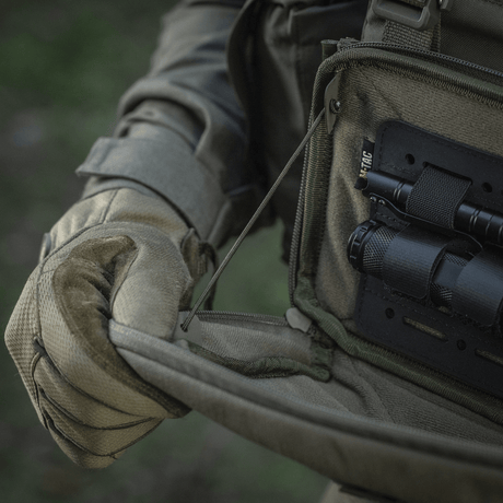 Taktisk bruk av M-Tac Admin Pouch Large Elite til oppbevaring av lommelykt og utstyr.