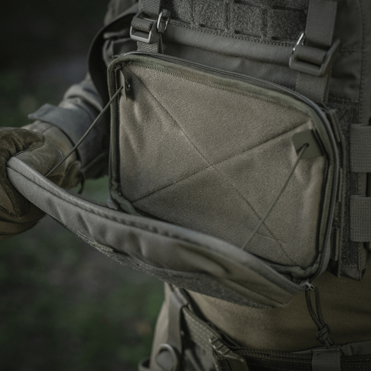 M-Tac Admin Pouch Large Elite i brug, viser rummelighed og taktisk funktionalitet lavet af holdbart Cordura 500D materiale.