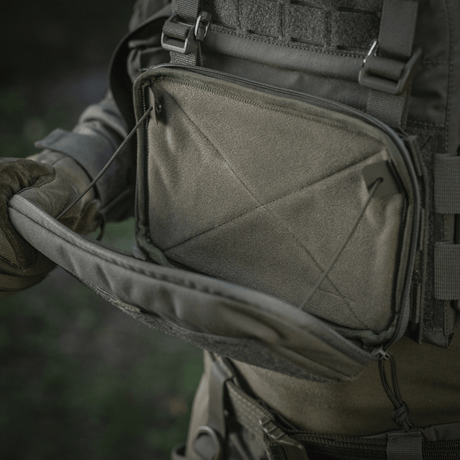 M-Tac Admin Pouch Large Elite montert på en taktisk vest, som viser det åpne og romslige designet for oppbevaring av utstyr.