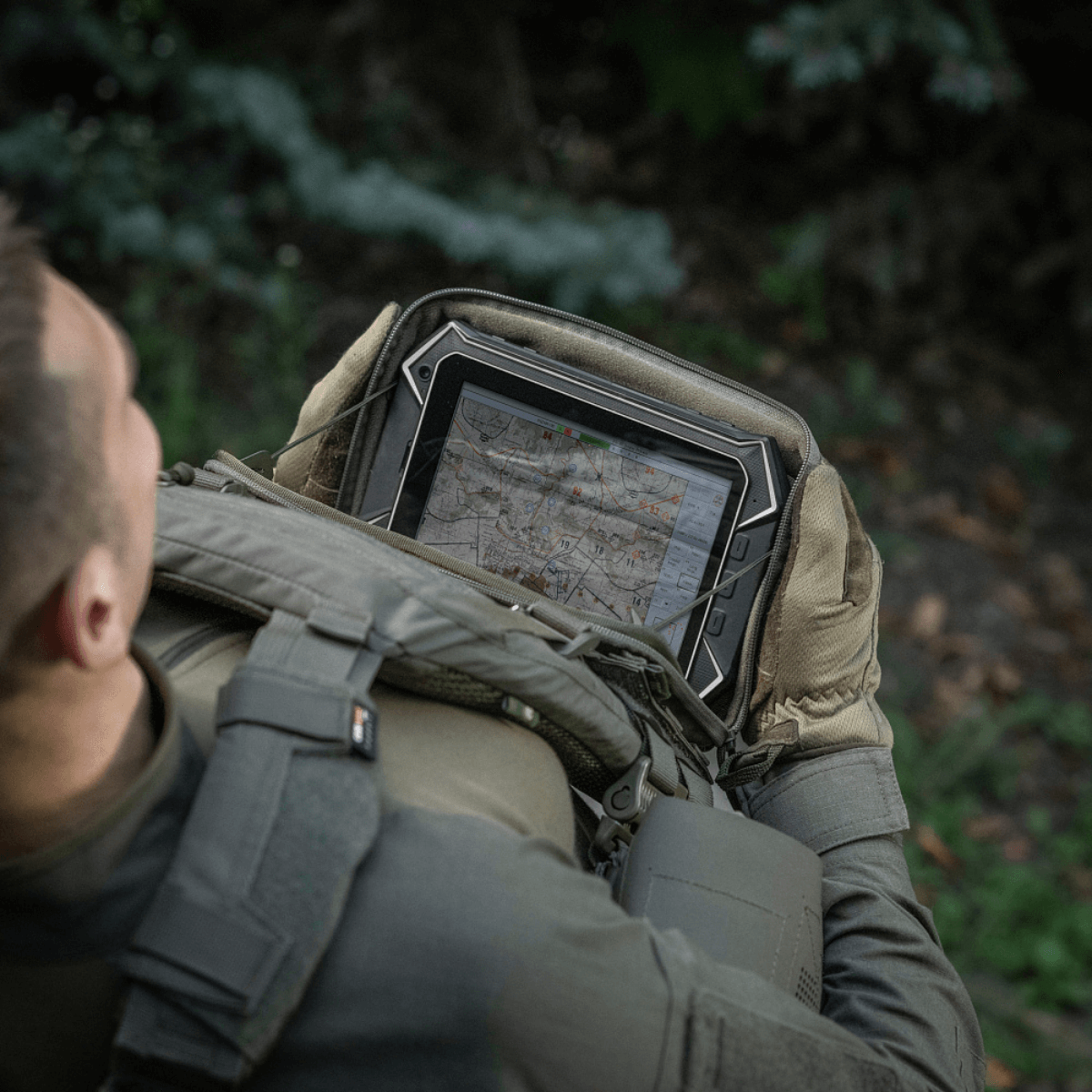 Person bruger M-Tac Admin Pouch Large Elite i taktisk miljø med tablet og kortopbevaring.