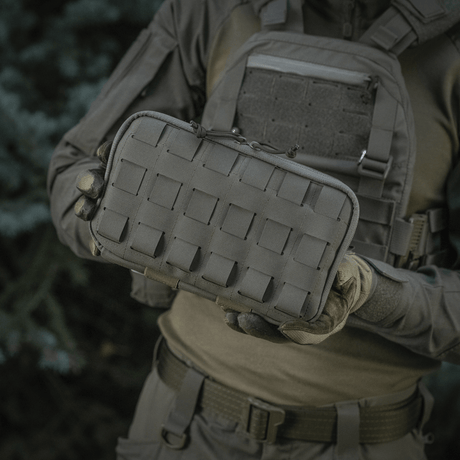 Person holder M-Tac Admin Pouch Large Elite-veske med laserskåret velcro-panel. Ideell for lagring av taktisk utstyr. Laget av Cordura 500D.
