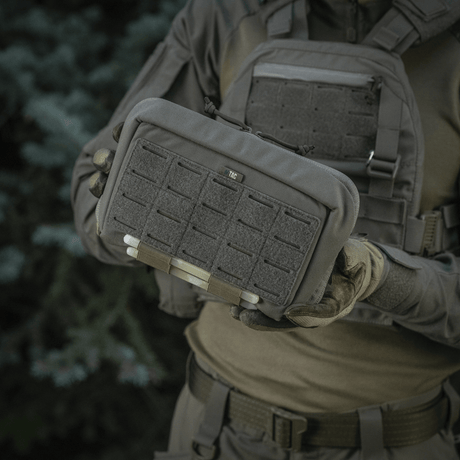 Taktisk M-Tac Admin Pouch Large Elite holdt av person i uniform med velcro-paneler, laget av slitesterkt Cordura 500D.