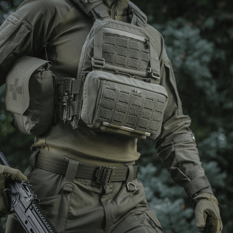 M-Tac Admin Pouch Large Elite i bruk med taktisk utstyr, robust Cordura 500D-materiale, perfekt for oppbevaring av nødvendige gjenstander.
