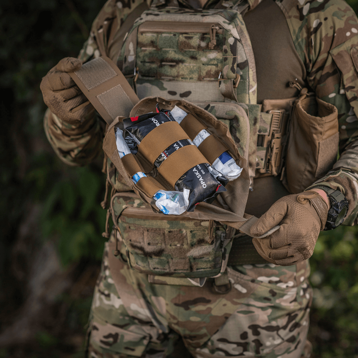 M-Tac Mediclomme Small Vertical Elite i brug - førstehjælpsorganizer monteret på taktisk vest