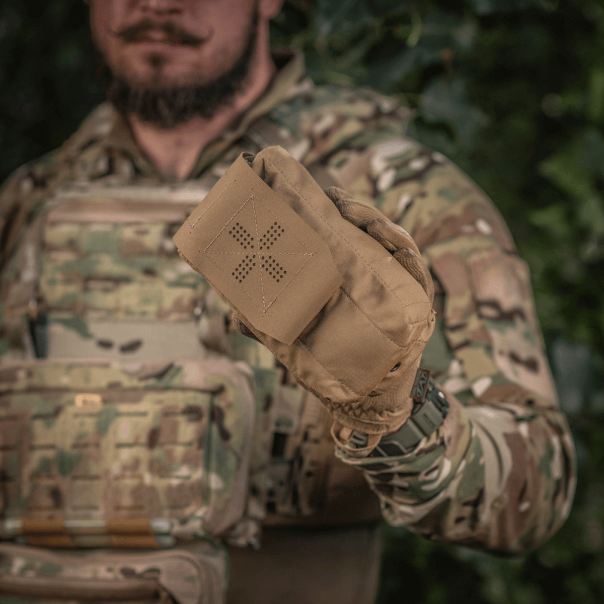 M-Tac Mediclomme Small Vertical Elite i brug, vist i felt med camouflageudstyr.