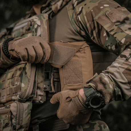M-Tac mediclomme Small Vertical Elite i slitesterkt multicam-nylon med NIJ-sertifisering, vist posisjon 1 til taktisk medisinsk oppbevaring.