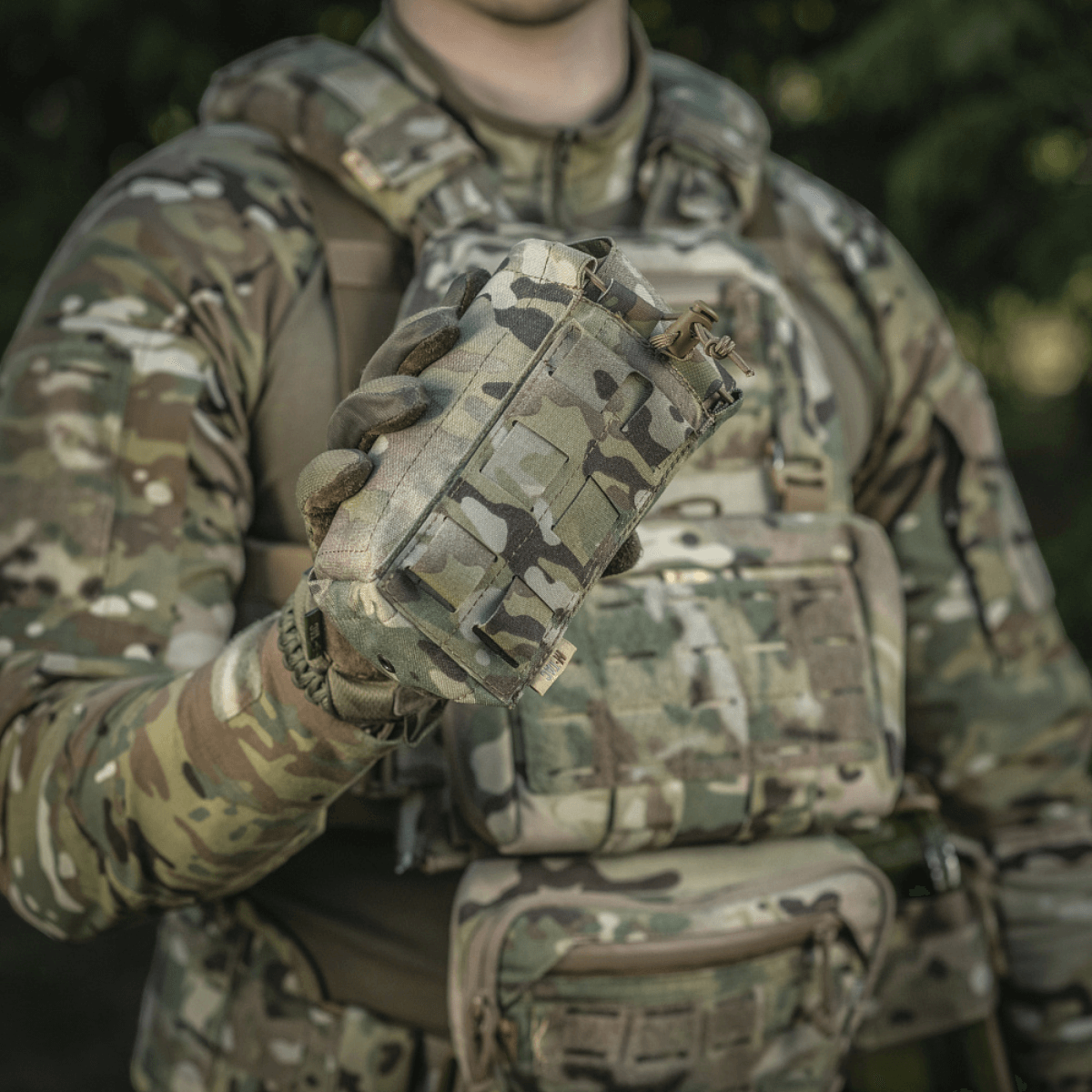 M-Tac Mediclomme Small Vertical Elite i brug af soldat i camouflage, viser holdbarhed og funktionalitet af IFAK-design.
